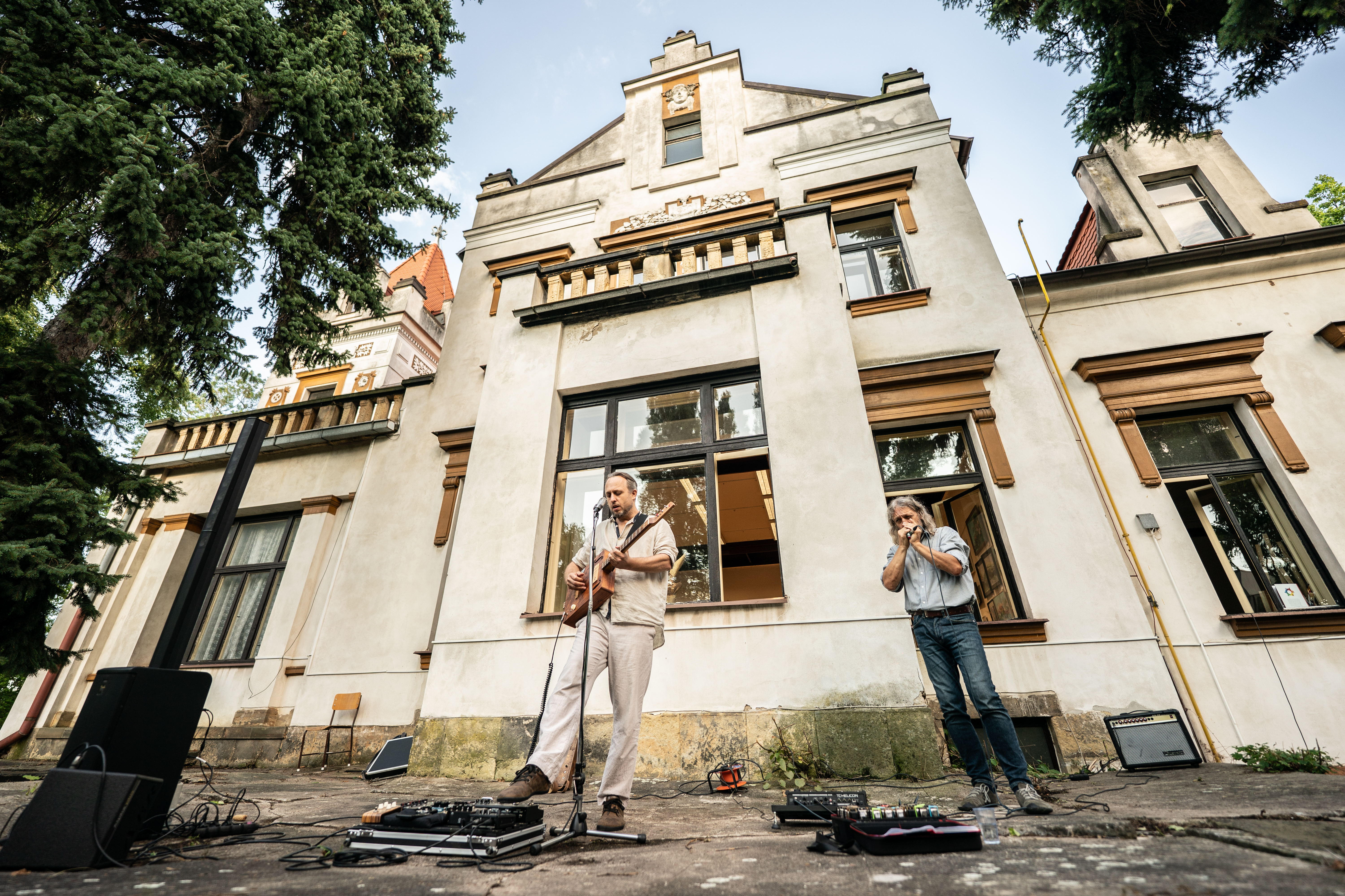 Takhle vypadá vila dnes z venku, i s koncertem